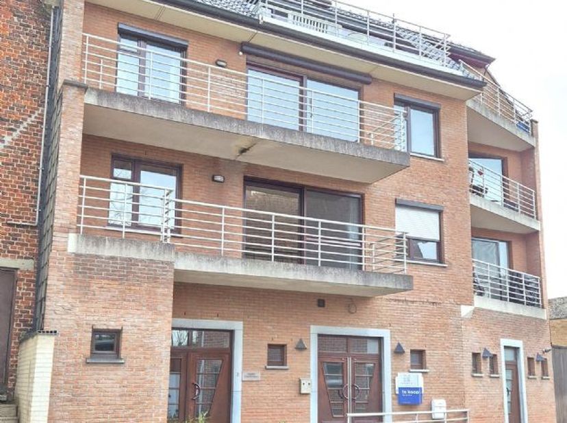 Prachtig appartement op de 1ste verdieping, gelegen vlakbij de markt van Kuurne met veel parkeergelegeheid, omvattende o.a.: Inkomhal Gastentoilet met